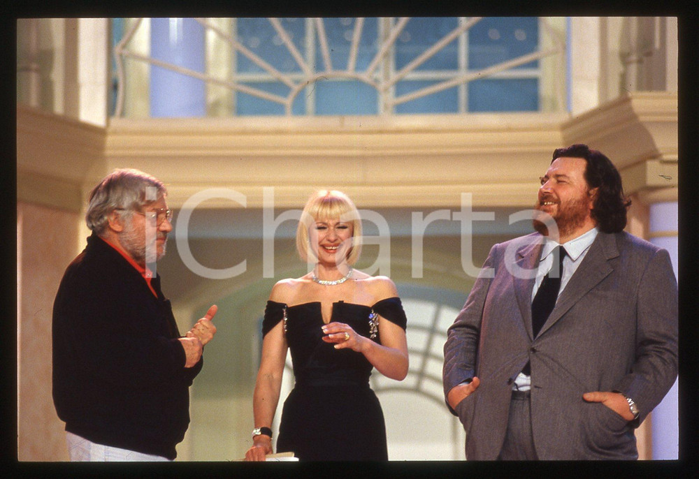 35mm vintage slide *1989 IL PRINCIPE AZZURRO Raffaella CARRA' e Paolo VILLAGGIO   Diapositiva d'epoca, in formato 35 mm. CONDIZIONI: GOODE' severamente vietata la riproduzione. Tutti i diritti sono riservati. ICharta mette in vendita, sul negozio eBay e in esclusiva sul sito "icharta" il proprio archivio composto da numerose diapositive e negativi fotografici d'epoca, tutti originali e autentici, che attraversano la storia del costume italiano tra gli la fine degli anni Sessanta e Novanta.Si tratta di uno sguardo inedito sull'attualità, la politica, la vita quotidiana, il gossip e la cultura, che fotografa il cambiamento della nazione in quest'ultimo scorcio del XX secolo. Un'occasione unica per il mercato del collezionismo, che vede finalmente disponibile un archivio eccezionale per vastità, tematiche e condizioni, in un settore (il negativo fotografico e la diapositiva) di assoluta novità e dalle interessanti prospettive di investimento.  originale e autentica 1