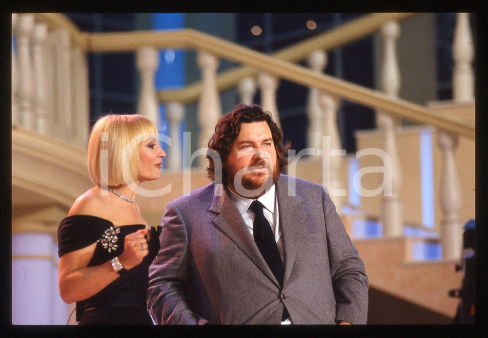 35mm vintage slide*1989 IL PRINCIPE AZZURRO Raffaella CARRA' e Giuliano FERRARA   Diapositiva d'epoca, in formato 35 mm. CONDIZIONI: GOODE' severamente vietata la riproduzione. Tutti i diritti sono riservati. ICharta mette in vendita, sul negozio eBay e in esclusiva sul sito "icharta" il proprio archivio composto da numerose diapositive e negativi fotografici d'epoca, tutti originali e autentici, che attraversano la storia del costume italiano tra gli la fine degli anni Sessanta e Novanta.Si tratta di uno sguardo inedito sull'attualit&agrave;, la politica, la vita quotidiana, il gossip e la cultura, che fotografa il cambiamento della nazione in quest'ultimo scorcio del XX secolo. Un'occasione unica per il mercato del collezionismo, che vede finalmente disponibile un archivio eccezionale per vastit&agrave;, tematiche e condizioni, in un settore (il negativo fotografico e la diapositiva) di assoluta novit&agrave; e dalle interessanti prospettive di investimento.  originale e autentica 1