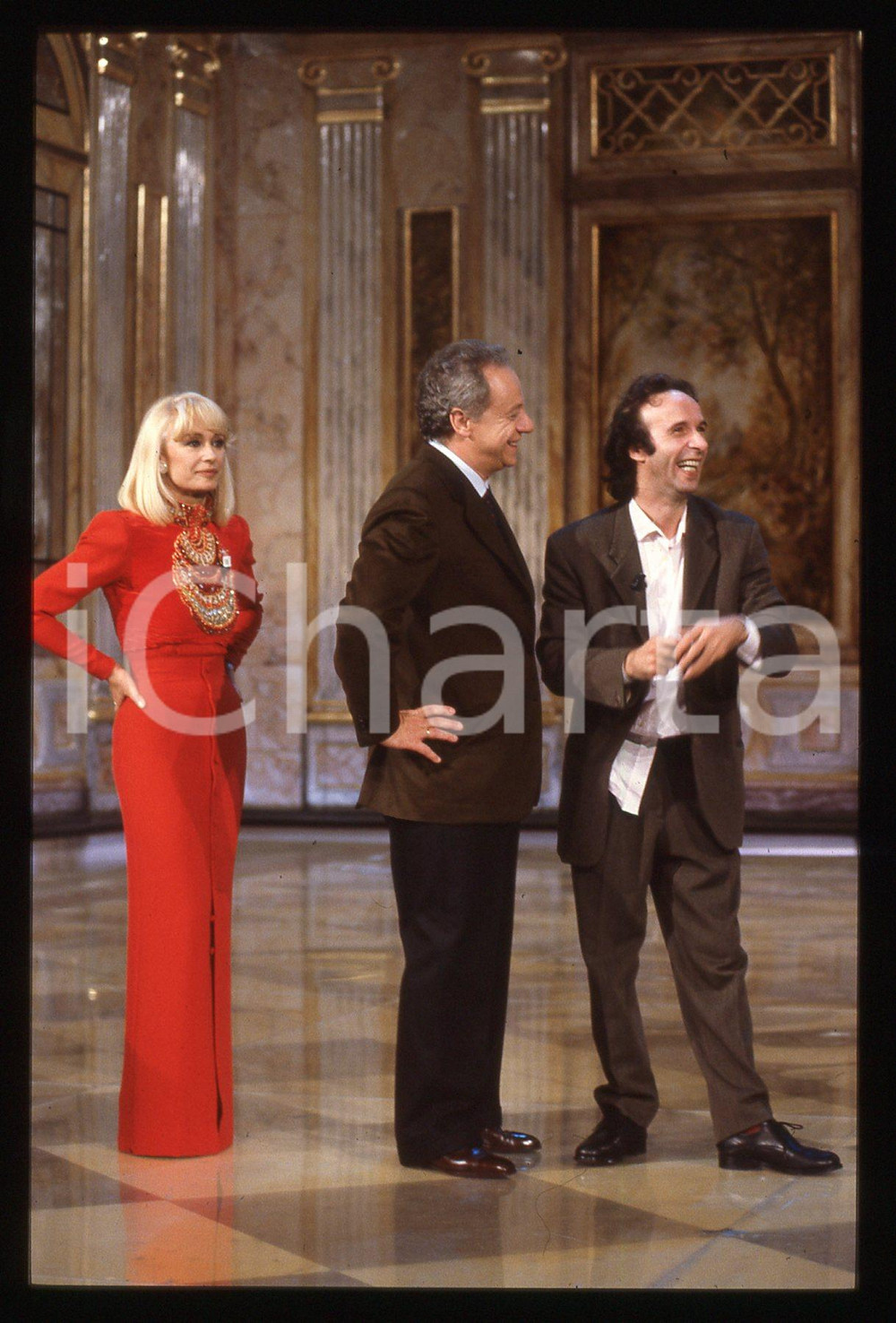 35mm vintage slide* 1991 FANTASTICO 12 - Raffaella CARRA' e Roberto BENIGNI (4)   Diapositiva d'epoca, in formato 35 mm.Con loro nella diapositiva anche Jhonny Dorelli. CONDIZIONI: GOODE' severamente vietata la riproduzione. Tutti i diritti sono riservati. ICharta mette in vendita, sul negozio eBay e in esclusiva sul sito "icharta" il proprio archivio composto da numerose diapositive e negativi fotografici d'epoca, tutti originali e autentici, che attraversano la storia del costume italiano tra gli la fine degli anni Sessanta e Novanta.Si tratta di uno sguardo inedito sull'attualit&agrave;, la politica, la vita quotidiana, il gossip e la cultura, che fotografa il cambiamento della nazione in quest'ultimo scorcio del XX secolo. Un'occasione unica per il mercato del collezionismo, che vede finalmente disponibile un archivio eccezionale per vastit&agrave;, tematiche e condizioni, in un settore (il negativo fotografico e la diapositiva) di assoluta novit&agrave; e dalle interessanti prospettive di investimento.  originale e autentica 1