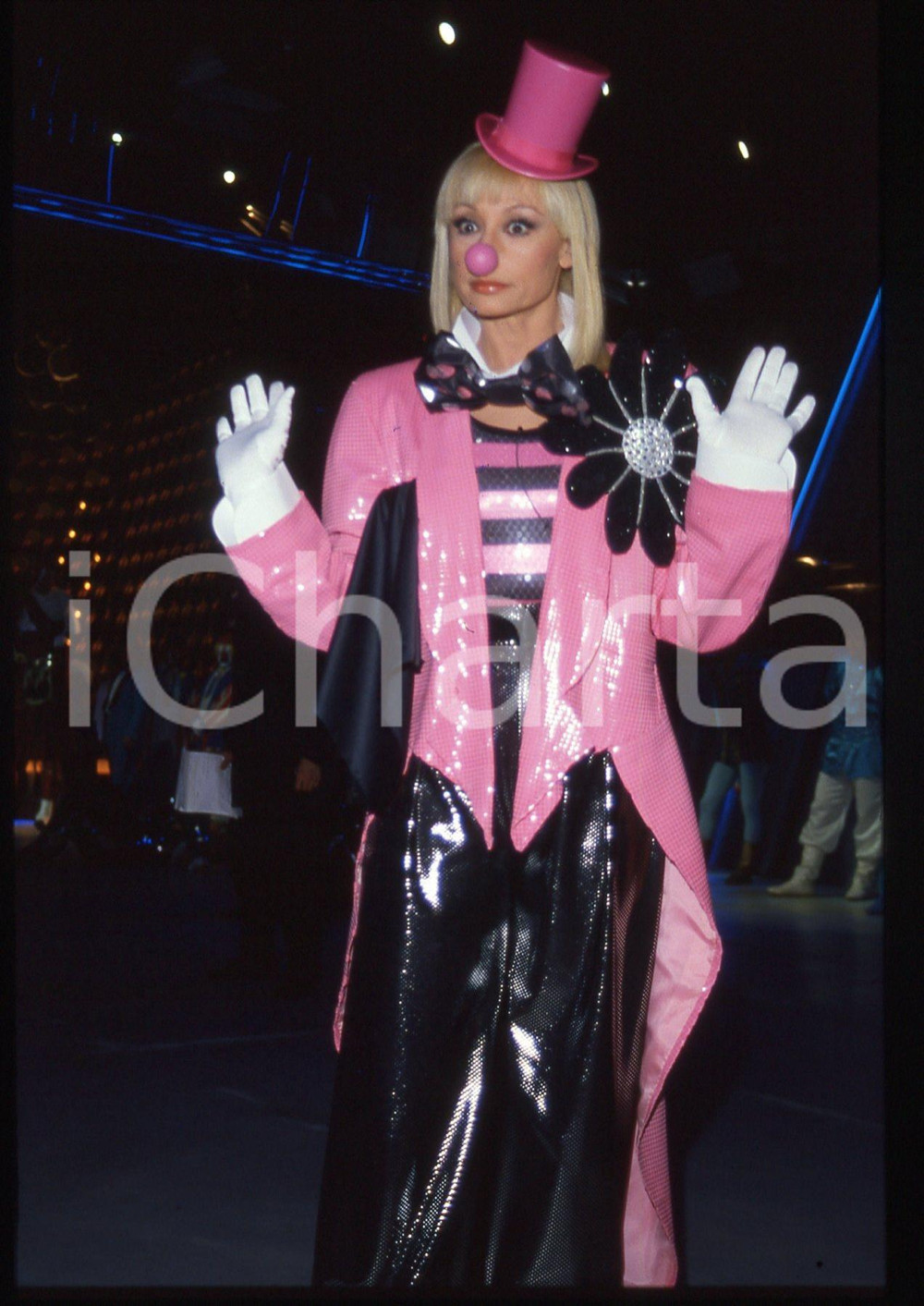 35mm vintage slide* 1988 RAFFAELLA CARRA' SHOW - Raffaella CARRA' clown *(4)   Diapositiva d'epoca, in formato 35 mm.  CONDIZIONI: GOODE' severamente vietata la riproduzione. Tutti i diritti sono riservati. ICharta mette in vendita, sul negozio eBay e in esclusiva sul sito "icharta" il proprio archivio composto da numerose diapositive e negativi fotografici d'epoca, tutti originali e autentici, che attraversano la storia del costume italiano tra gli la fine degli anni Sessanta e Novanta.Si tratta di uno sguardo inedito sull'attualit&agrave;, la politica, la vita quotidiana, il gossip e la cultura, che fotografa il cambiamento della nazione in quest'ultimo scorcio del XX secolo. Un'occasione unica per il mercato del collezionismo, che vede finalmente disponibile un archivio eccezionale per vastit&agrave;, tematiche e condizioni, in un settore (il negativo fotografico e la diapositiva) di assoluta novit&agrave; e dalle interessanti prospettive di investimento.  originale e autentica 1