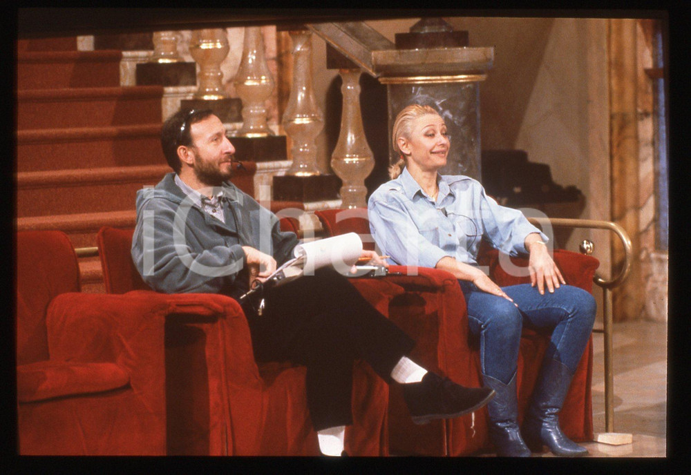 35mm vintage slide* 1991 FANTASTICO 12 - Raffaella CARRA' durante le prove (3)   Diapositiva d'epoca, in formato 35 mm. CONDIZIONI: GOODE' severamente vietata la riproduzione. Tutti i diritti sono riservati. ICharta mette in vendita, sul negozio eBay e in esclusiva sul sito "icharta" il proprio archivio composto da numerose diapositive e negativi fotografici d'epoca, tutti originali e autentici, che attraversano la storia del costume italiano tra gli la fine degli anni Sessanta e Novanta.Si tratta di uno sguardo inedito sull'attualit&agrave;, la politica, la vita quotidiana, il gossip e la cultura, che fotografa il cambiamento della nazione in quest'ultimo scorcio del XX secolo. Un'occasione unica per il mercato del collezionismo, che vede finalmente disponibile un archivio eccezionale per vastit&agrave;, tematiche e condizioni, in un settore (il negativo fotografico e la diapositiva) di assoluta novit&agrave; e dalle interessanti prospettive di investimento.  originale e autentica 1