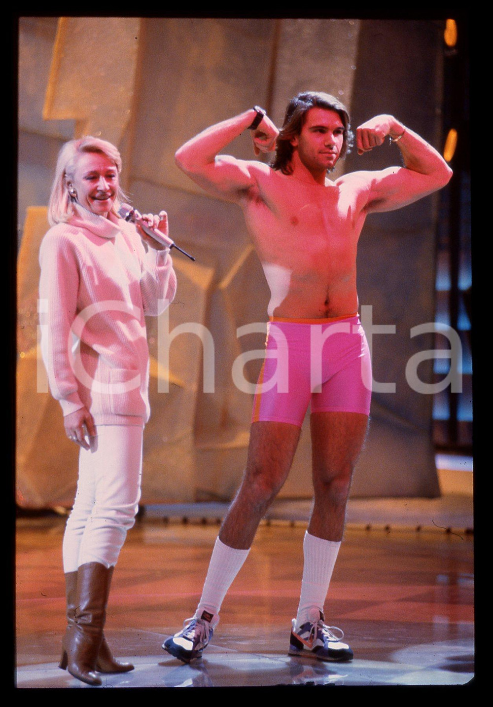 35mm vintage slide* 1991 FANTASTICO 12 - Raffaella CARRA' durante le prove (5)   Diapositiva d'epoca, in formato 35 mm. CONDIZIONI: GOODE' severamente vietata la riproduzione. Tutti i diritti sono riservati. ICharta mette in vendita, sul negozio eBay e in esclusiva sul sito "icharta" il proprio archivio composto da numerose diapositive e negativi fotografici d'epoca, tutti originali e autentici, che attraversano la storia del costume italiano tra gli la fine degli anni Sessanta e Novanta.Si tratta di uno sguardo inedito sull'attualit&agrave;, la politica, la vita quotidiana, il gossip e la cultura, che fotografa il cambiamento della nazione in quest'ultimo scorcio del XX secolo. Un'occasione unica per il mercato del collezionismo, che vede finalmente disponibile un archivio eccezionale per vastit&agrave;, tematiche e condizioni, in un settore (il negativo fotografico e la diapositiva) di assoluta novit&agrave; e dalle interessanti prospettive di investimento.     originale e autentica 1