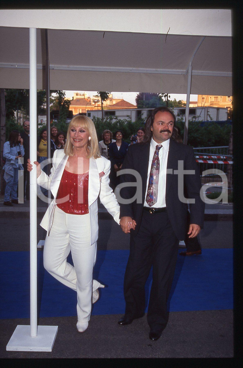 Fotografia d epoca originale 35mm vintage slide1996 NOTTE DEI TELEGATTI Raffaella CARRA  e Sergio JAPINO 1
