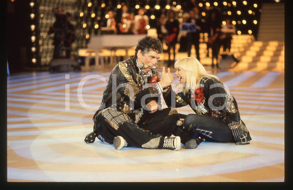 35mm vintage slide*1998 RAFFAELLA CARRA' SHOW Raffaella CARRA' e Elliot GOULD *7   Diapositiva d'epoca, in formato 35 mm. CONDIZIONI: GOODE' severamente vietata la riproduzione. Tutti i diritti sono riservati. ICharta mette in vendita, sul negozio eBay e in esclusiva sul sito "icharta" il proprio archivio composto da numerose diapositive e negativi fotografici d'epoca, tutti originali e autentici, che attraversano la storia del costume italiano tra gli la fine degli anni Sessanta e Novanta.Si tratta di uno sguardo inedito sull'attualit&agrave;, la politica, la vita quotidiana, il gossip e la cultura, che fotografa il cambiamento della nazione in quest'ultimo scorcio del XX secolo. Un'occasione unica per il mercato del collezionismo, che vede finalmente disponibile un archivio eccezionale per vastit&agrave;, tematiche e condizioni, in un settore (il negativo fotografico e la diapositiva) di assoluta novit&agrave; e dalle interessanti prospettive di investimento.  originale e autentica 1