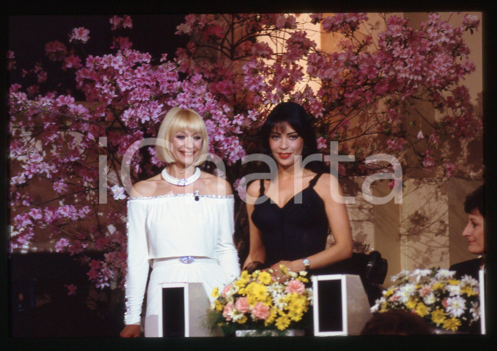 35mm vintage slide* 1990ca TELEVISIONE - Raffaella CARRA' ritratto showgirl (26)   Diapositiva d'epoca, in formato 35 mm. CONDIZIONI: GOODE' severamente vietata la riproduzione. Tutti i diritti sono riservati. ICharta mette in vendita, sul negozio eBay e in esclusiva sul sito "icharta" il proprio archivio composto da numerose diapositive e negativi fotografici d'epoca, tutti originali e autentici, che attraversano la storia del costume italiano tra gli la fine degli anni Sessanta e Novanta.Si tratta di uno sguardo inedito sull'attualit&agrave;, la politica, la vita quotidiana, il gossip e la cultura, che fotografa il cambiamento della nazione in quest'ultimo scorcio del XX secolo. Un'occasione unica per il mercato del collezionismo, che vede finalmente disponibile un archivio eccezionale per vastit&agrave;, tematiche e condizioni, in un settore (il negativo fotografico e la diapositiva) di assoluta novit&agrave; e dalle interessanti prospettive di investimento.  originale e autentica 1