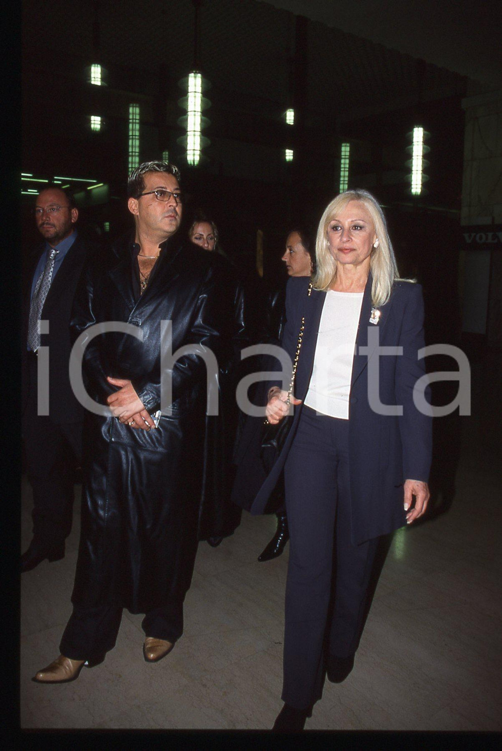 35mm vintage slide* 1990ca TELEVISIONE - Raffaella CARRA' ritratto showgirl (28)   Diapositiva d'epoca, in formato 35 mm. CONDIZIONI: GOODE' severamente vietata la riproduzione. Tutti i diritti sono riservati. ICharta mette in vendita, sul negozio eBay e in esclusiva sul sito "icharta" il proprio archivio composto da numerose diapositive e negativi fotografici d'epoca, tutti originali e autentici, che attraversano la storia del costume italiano tra gli la fine degli anni Sessanta e Novanta.Si tratta di uno sguardo inedito sull'attualit&agrave;, la politica, la vita quotidiana, il gossip e la cultura, che fotografa il cambiamento della nazione in quest'ultimo scorcio del XX secolo. Un'occasione unica per il mercato del collezionismo, che vede finalmente disponibile un archivio eccezionale per vastit&agrave;, tematiche e condizioni, in un settore (il negativo fotografico e la diapositiva) di assoluta novit&agrave; e dalle interessanti prospettive di investimento.  originale e autentica 1