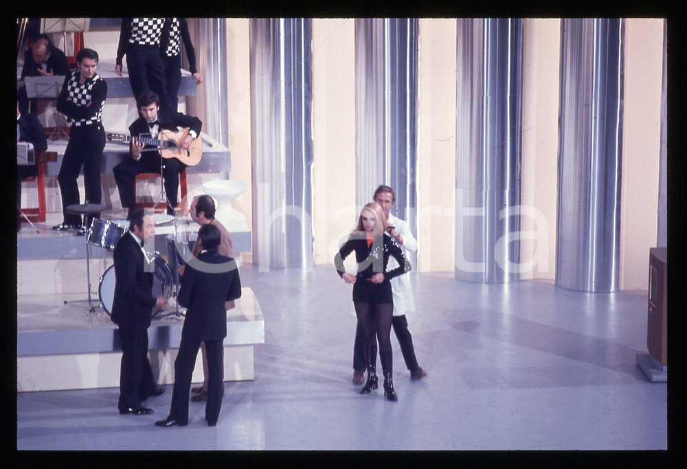 35mm vintage slide* 1971 CANZONISSIMA - Raffaella CARRA' sul palcoscenico (3)