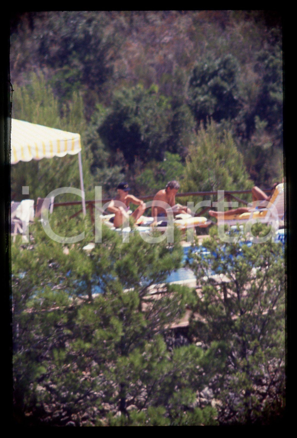 Fotografia d epoca originale 35mm vintage slide 1990ca ARGENTARIO  Raffaella CARRA  paparazzata in piscina 1