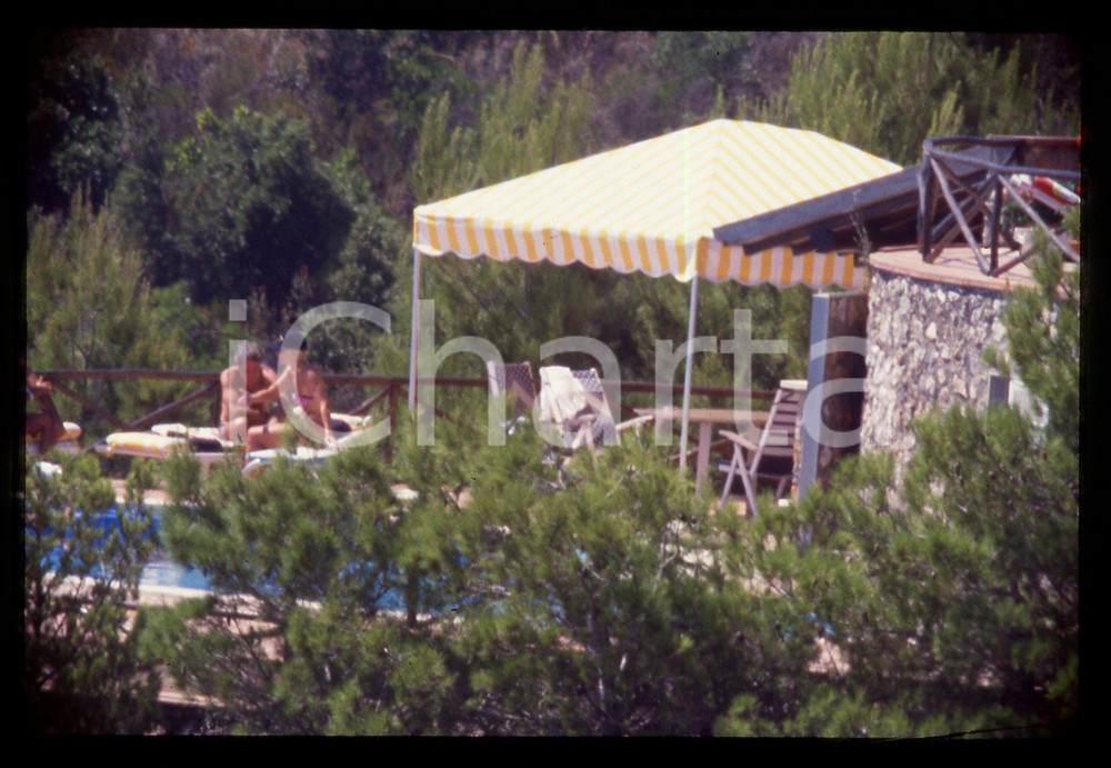 Fotografia d epoca originale 35mm vintage slide1990ca ARGENTARIO Raffaella CARRA  paparazzata in piscina 4 1