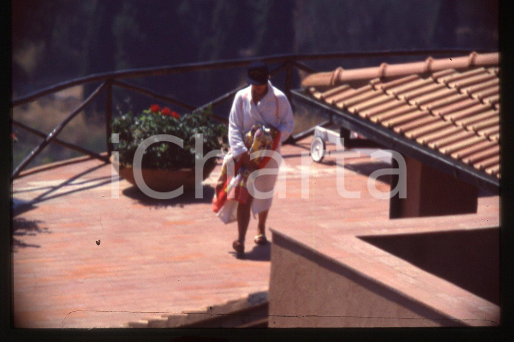 Fotografia d epoca originale 35mm vintage slide1990ca ARGENTARIO Raffaella CARRA  paparazzata in piscina 5 1
