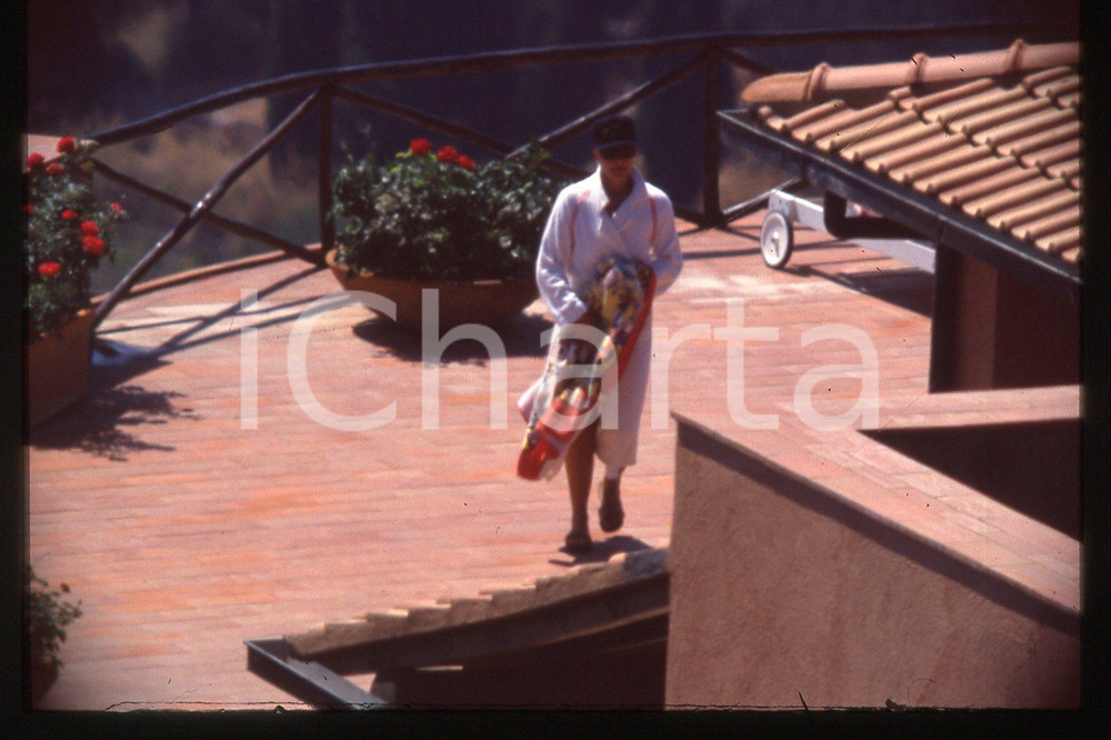 Fotografia d epoca originale 35mm vintage slide1990ca ARGENTARIO Raffaella CARRA  paparazzata in piscina 6 1
