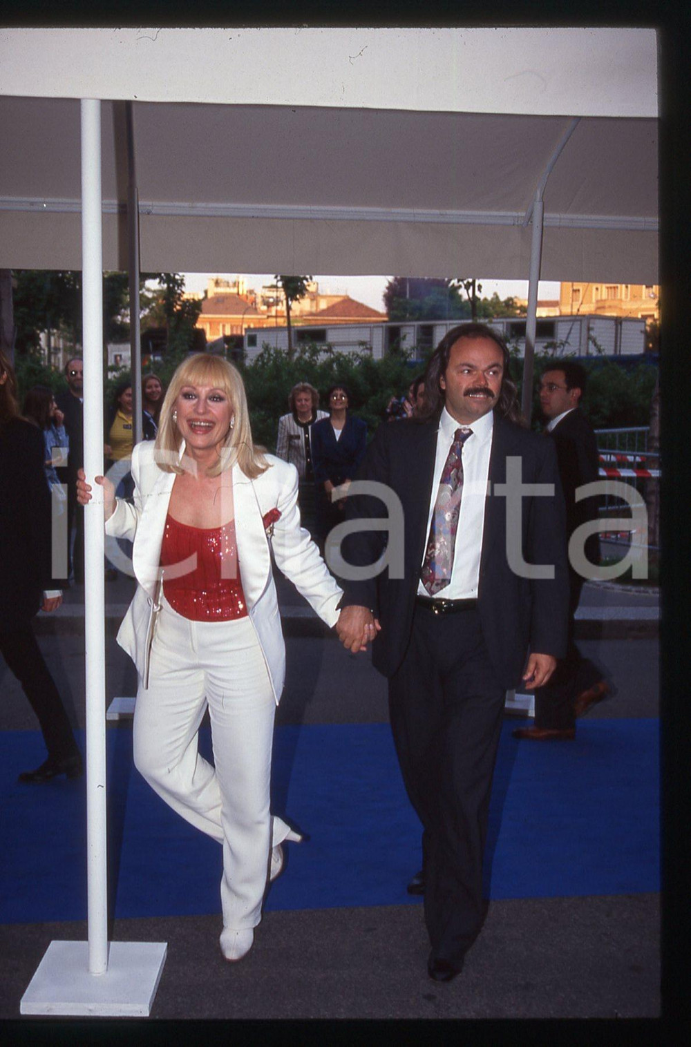 Fotografia d epoca originale 35mm vintage slide 1996 NOTTE TELEGATTI  Raffaella CARRA  e Sergio JAPINO 2 1