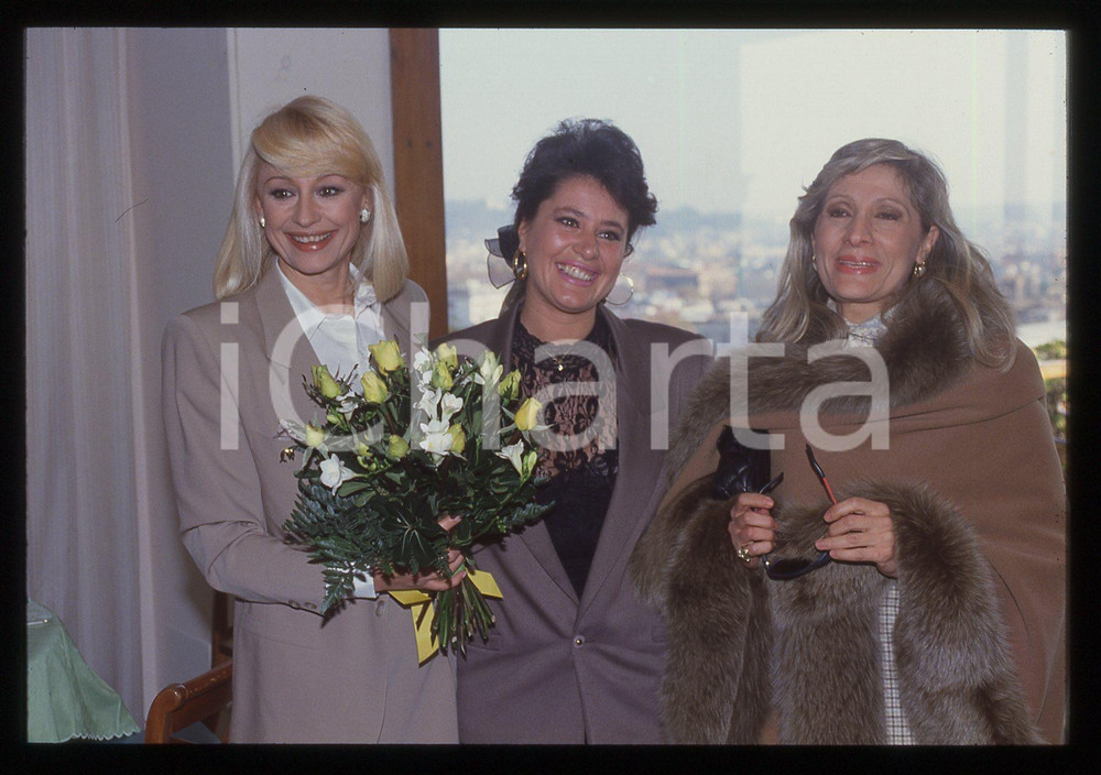 35mm vintage slide* 1990ca TELEVISIONE - Raffaella CARRA' ritratto showgirl (34)