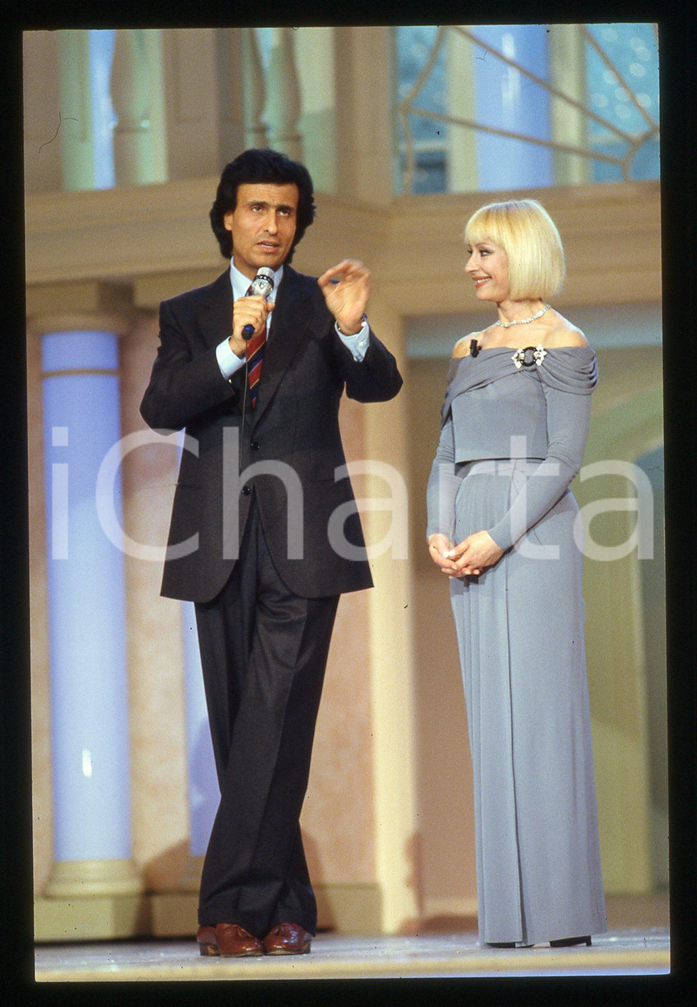 1989 IL PRINCIPE AZZURRO Raffaella CARRA' e Gigi SABANI * 35mm vintage slide   Diapositiva d'epoca, in formato 35 mm.E' severamente vietata la riproduzione. Tutti i diritti sono riservati. ICharta mette in vendita, sul negozio eBay e in esclusiva sul sito "icharta" il proprio archivio composto da numerose diapositive e negativi fotografici d'epoca, tutti originali e autentici, che attraversano la storia del costume italiano tra gli la fine degli anni Sessanta e Novanta.Si tratta di uno sguardo inedito sull'attualità, la politica, la vita quotidiana, il gossip e la cultura, che fotografa il cambiamento della nazione in quest'ultimo scorcio del XX secolo. Un'occasione unica per il mercato del collezionismo, che vede finalmente disponibile un archivio eccezionale per vastità, tematiche e condizioni, in un settore (il negativo fotografico e la diapositiva) di assoluta novità e dalle interessanti prospettive di investimento.  FAIR/discreto  FORMATO: 35mm originale e autentica 1