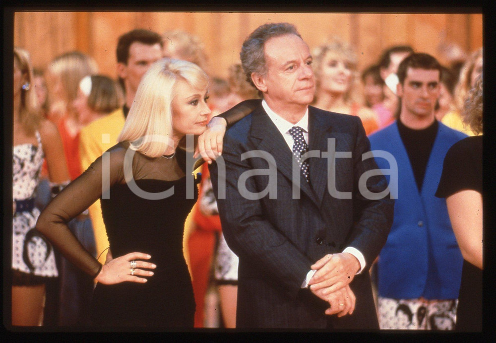 35mm vintage slide* 1991 FANTASTICO 12 - Raffaella CARRA' e Johnny DORELLI (18)   Diapositiva d'epoca, in formato 35 mm.  CONDIZIONI: GOODE' severamente vietata la riproduzione. Tutti i diritti sono riservati. ICharta mette in vendita, sul negozio eBay e in esclusiva sul sito "icharta" il proprio archivio composto da numerose diapositive e negativi fotografici d'epoca, tutti originali e autentici, che attraversano la storia del costume italiano tra gli la fine degli anni Sessanta e Novanta.Si tratta di uno sguardo inedito sull'attualit&agrave;, la politica, la vita quotidiana, il gossip e la cultura, che fotografa il cambiamento della nazione in quest'ultimo scorcio del XX secolo. Un'occasione unica per il mercato del collezionismo, che vede finalmente disponibile un archivio eccezionale per vastit&agrave;, tematiche e condizioni, in un settore (il negativo fotografico e la diapositiva) di assoluta novit&agrave; e dalle interessanti prospettive di investimento.     originale e autentica 1