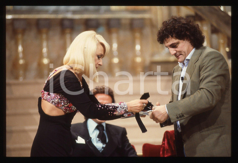 35mm vintage slide* 1991 FANTASTICO 12 Raffaella CARRA' SILVAN Francesco SALVI   Diapositiva d'epoca, in formato 35 mm. CONDIZIONI: GOODE' severamente vietata la riproduzione. Tutti i diritti sono riservati. ICharta mette in vendita, sul negozio eBay e in esclusiva sul sito "icharta" il proprio archivio composto da numerose diapositive e negativi fotografici d'epoca, tutti originali e autentici, che attraversano la storia del costume italiano tra gli la fine degli anni Sessanta e Novanta.Si tratta di uno sguardo inedito sull'attualit&agrave;, la politica, la vita quotidiana, il gossip e la cultura, che fotografa il cambiamento della nazione in quest'ultimo scorcio del XX secolo. Un'occasione unica per il mercato del collezionismo, che vede finalmente disponibile un archivio eccezionale per vastit&agrave;, tematiche e condizioni, in un settore (il negativo fotografico e la diapositiva) di assoluta novit&agrave; e dalle interessanti prospettive di investimento.     originale e autentica 1
