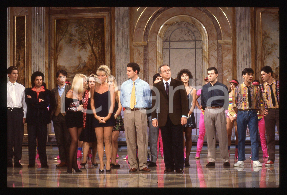 35mm vintage slide* 1991 FANTASTICO 12 - Raffaella CARRA' e Johnny DORELLI (19)   Diapositiva d'epoca, in formato 35 mm. CONDIZIONI: GOODE' severamente vietata la riproduzione. Tutti i diritti sono riservati. ICharta mette in vendita, sul negozio eBay e in esclusiva sul sito "icharta" il proprio archivio composto da numerose diapositive e negativi fotografici d'epoca, tutti originali e autentici, che attraversano la storia del costume italiano tra gli la fine degli anni Sessanta e Novanta.Si tratta di uno sguardo inedito sull'attualit&agrave;, la politica, la vita quotidiana, il gossip e la cultura, che fotografa il cambiamento della nazione in quest'ultimo scorcio del XX secolo. Un'occasione unica per il mercato del collezionismo, che vede finalmente disponibile un archivio eccezionale per vastit&agrave;, tematiche e condizioni, in un settore (il negativo fotografico e la diapositiva) di assoluta novit&agrave; e dalle interessanti prospettive di investimento.     originale e autentica 1