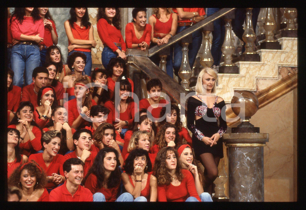 35mm vintage slide* 1991 FANTASTICO 12 - Raffaella CARRA' durante il programma *   Diapositiva d'epoca, in formato 35 mm. CONDIZIONI: GOODE' severamente vietata la riproduzione. Tutti i diritti sono riservati. ICharta mette in vendita, sul negozio eBay e in esclusiva sul sito "icharta" il proprio archivio composto da numerose diapositive e negativi fotografici d'epoca, tutti originali e autentici, che attraversano la storia del costume italiano tra gli la fine degli anni Sessanta e Novanta.Si tratta di uno sguardo inedito sull'attualit&agrave;, la politica, la vita quotidiana, il gossip e la cultura, che fotografa il cambiamento della nazione in quest'ultimo scorcio del XX secolo. Un'occasione unica per il mercato del collezionismo, che vede finalmente disponibile un archivio eccezionale per vastit&agrave;, tematiche e condizioni, in un settore (il negativo fotografico e la diapositiva) di assoluta novit&agrave; e dalle interessanti prospettive di investimento.     originale e autentica 1