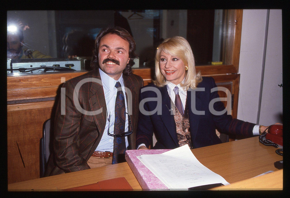 35mm vintage slide* 1985ca ROMA - Raffaella CARRA' e Sergio JAPINO   Diapositiva d'epoca, in formato 35 mm. CONDIZIONI: GOODE' severamente vietata la riproduzione. Tutti i diritti sono riservati. ICharta mette in vendita, sul negozio eBay e in esclusiva sul sito "icharta" il proprio archivio composto da numerose diapositive e negativi fotografici d'epoca, tutti originali e autentici, che attraversano la storia del costume italiano tra gli la fine degli anni Sessanta e Novanta.Si tratta di uno sguardo inedito sull'attualit&agrave;, la politica, la vita quotidiana, il gossip e la cultura, che fotografa il cambiamento della nazione in quest'ultimo scorcio del XX secolo. Un'occasione unica per il mercato del collezionismo, che vede finalmente disponibile un archivio eccezionale per vastit&agrave;, tematiche e condizioni, in un settore (il negativo fotografico e la diapositiva) di assoluta novit&agrave; e dalle interessanti prospettive di investimento.     originale e autentica 1