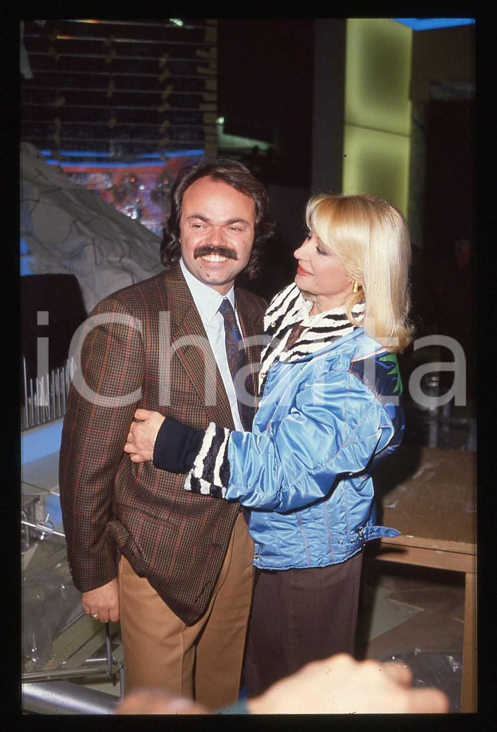 35mm vintage slide* 1985ca ROMA - Raffaella CARRA' e Sergio JAPINO (7)   Diapositiva d'epoca, in formato 35 mm. CONDIZIONI: GOODE' severamente vietata la riproduzione. Tutti i diritti sono riservati. ICharta mette in vendita, sul negozio eBay e in esclusiva sul sito "icharta" il proprio archivio composto da numerose diapositive e negativi fotografici d'epoca, tutti originali e autentici, che attraversano la storia del costume italiano tra gli la fine degli anni Sessanta e Novanta.Si tratta di uno sguardo inedito sull'attualit&agrave;, la politica, la vita quotidiana, il gossip e la cultura, che fotografa il cambiamento della nazione in quest'ultimo scorcio del XX secolo. Un'occasione unica per il mercato del collezionismo, che vede finalmente disponibile un archivio eccezionale per vastit&agrave;, tematiche e condizioni, in un settore (il negativo fotografico e la diapositiva) di assoluta novit&agrave; e dalle interessanti prospettive di investimento.     originale e autentica 1