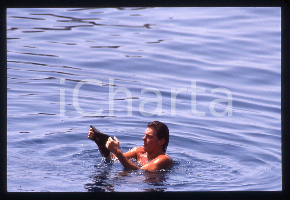 35mm vintage slide* 1990ca GOSSIP - Martin DONOVAN paparazzato in mare