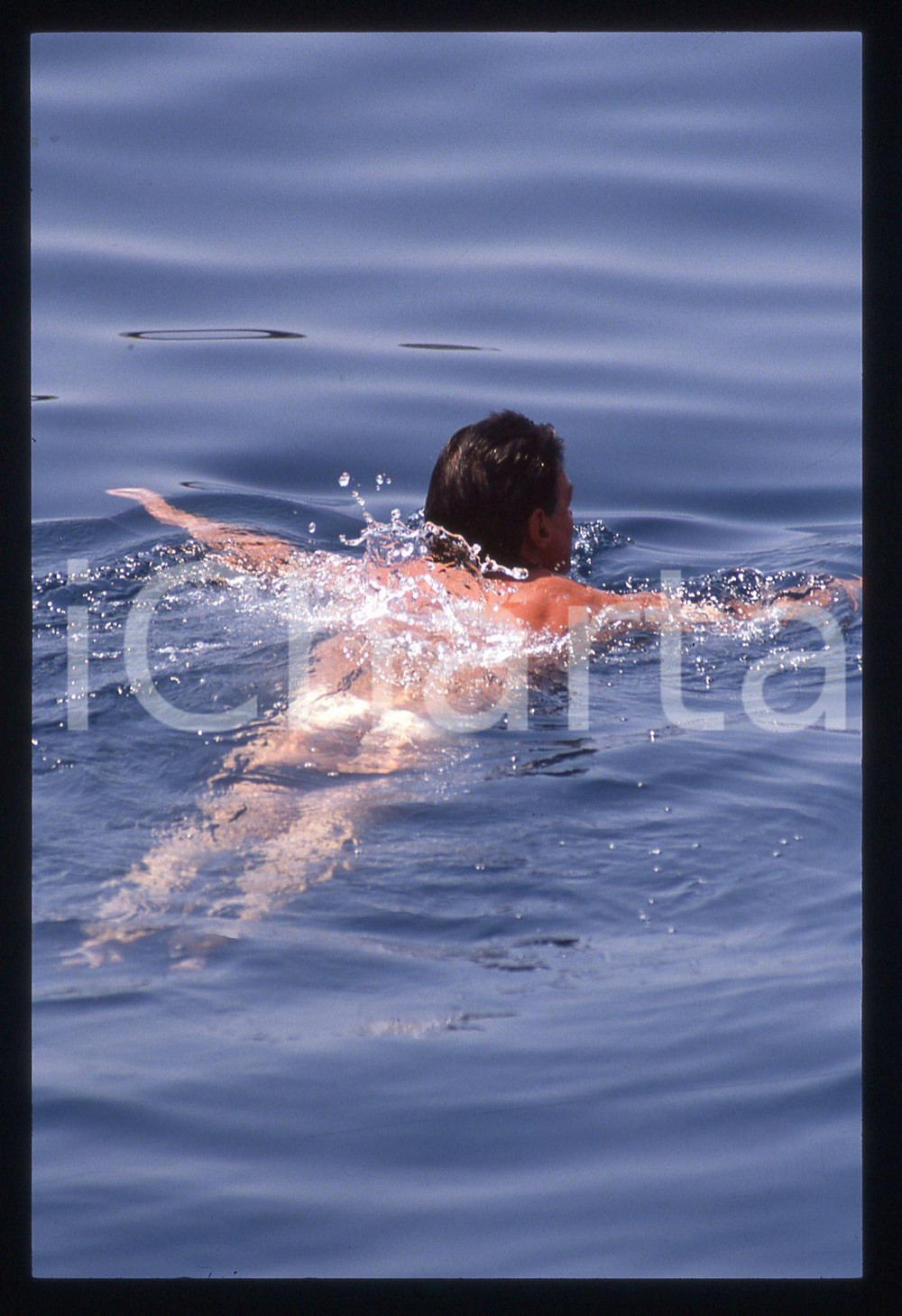 35mm vintage slide* 1990ca GOSSIP - Martin DONOVAN paparazzato in mare (2)