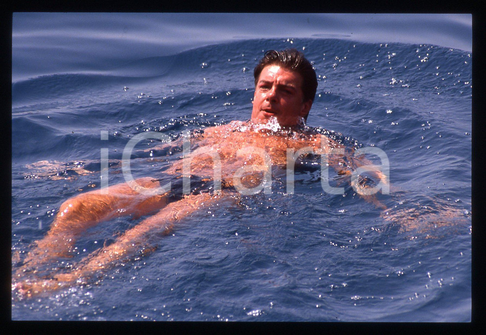 35mm vintage slide* 1990ca GOSSIP - Martin DONOVAN paparazzato in mare (4)