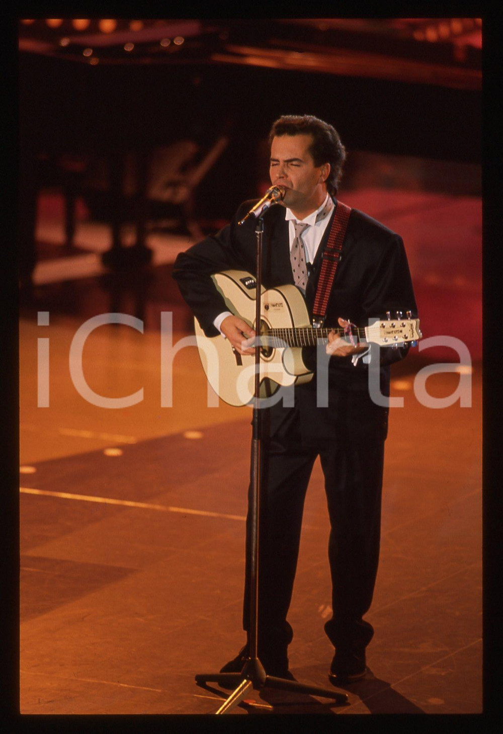 35mm vintage slide* 1990ca MUSICA - DONATELLO Giuliano ILLIANI in concerto   Diapositiva d'epoca, in formato 35 mm.Nella diapositiva il cantante Donatello, pseudonimo di Giuliano Illiani. CONDIZIONI: GOODE' severamente vietata la riproduzione. Tutti i diritti sono riservati. ICharta mette in vendita, sul negozio eBay e in esclusiva sul sito "icharta" il proprio archivio composto da numerose diapositive e negativi fotografici d'epoca, tutti originali e autentici, che attraversano la storia del costume italiano tra gli la fine degli anni Sessanta e Novanta.Si tratta di uno sguardo inedito sull'attualit&agrave;, la politica, la vita quotidiana, il gossip e la cultura, che fotografa il cambiamento della nazione in quest'ultimo scorcio del XX secolo. Un'occasione unica per il mercato del collezionismo, che vede finalmente disponibile un archivio eccezionale per vastit&agrave;, tematiche e condizioni, in un settore (il negativo fotografico e la diapositiva) di assoluta novit&agrave; e dalle interessanti prospettive di investimento.     originale e autentica 1