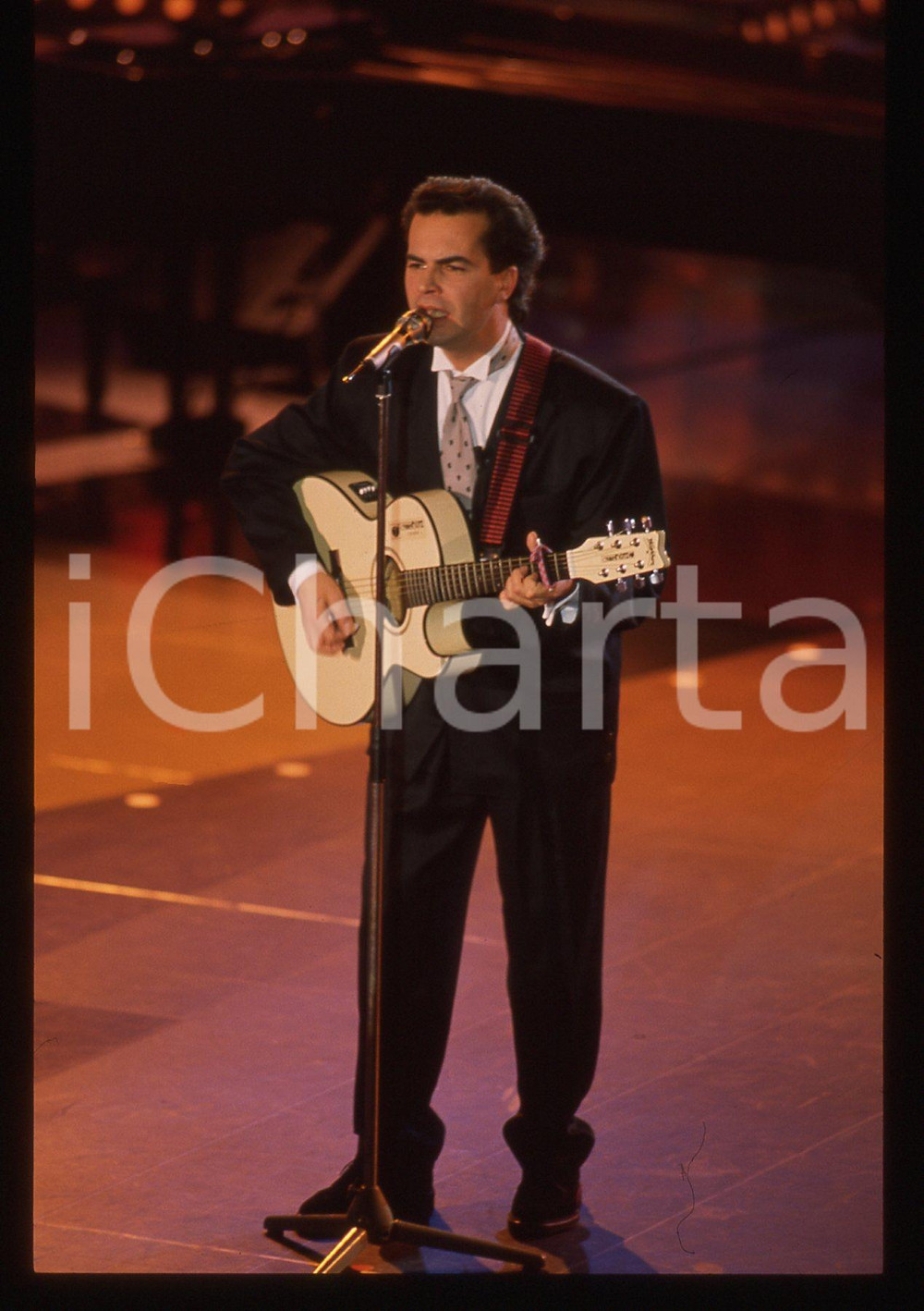35mm vintage slide* 1990ca MUSICA - DONATELLO Giuliano ILLIANI in concerto (2)   Diapositiva d'epoca, in formato 35 mm.Nella diapositiva il cantante Donatello, pseudonimo di Giuliano Illiani. CONDIZIONI: GOODE' severamente vietata la riproduzione. Tutti i diritti sono riservati. ICharta mette in vendita, sul negozio eBay e in esclusiva sul sito "icharta" il proprio archivio composto da numerose diapositive e negativi fotografici d'epoca, tutti originali e autentici, che attraversano la storia del costume italiano tra gli la fine degli anni Sessanta e Novanta.Si tratta di uno sguardo inedito sull'attualit&agrave;, la politica, la vita quotidiana, il gossip e la cultura, che fotografa il cambiamento della nazione in quest'ultimo scorcio del XX secolo. Un'occasione unica per il mercato del collezionismo, che vede finalmente disponibile un archivio eccezionale per vastit&agrave;, tematiche e condizioni, in un settore (il negativo fotografico e la diapositiva) di assoluta novit&agrave; e dalle interessanti prospettive di investimento.     originale e autentica 1