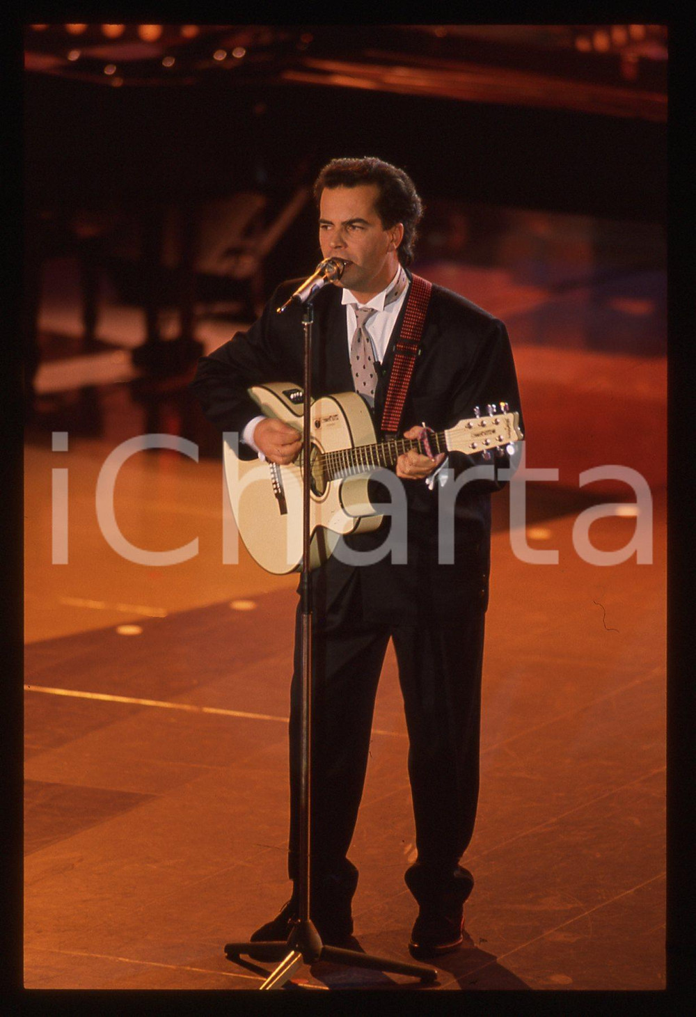 35mm vintage slide* 1990ca MUSICA - DONATELLO Giuliano ILLIANI in concerto (3)   Diapositiva d'epoca, in formato 35 mm.Nella diapositiva il cantante Donatello, pseudonimo di Giuliano Illiani. CONDIZIONI: GOODE' severamente vietata la riproduzione. Tutti i diritti sono riservati. ICharta mette in vendita, sul negozio eBay e in esclusiva sul sito "icharta" il proprio archivio composto da numerose diapositive e negativi fotografici d'epoca, tutti originali e autentici, che attraversano la storia del costume italiano tra gli la fine degli anni Sessanta e Novanta.Si tratta di uno sguardo inedito sull'attualit&agrave;, la politica, la vita quotidiana, il gossip e la cultura, che fotografa il cambiamento della nazione in quest'ultimo scorcio del XX secolo. Un'occasione unica per il mercato del collezionismo, che vede finalmente disponibile un archivio eccezionale per vastit&agrave;, tematiche e condizioni, in un settore (il negativo fotografico e la diapositiva) di assoluta novit&agrave; e dalle interessanti prospettive di investimento.     originale e autentica 1