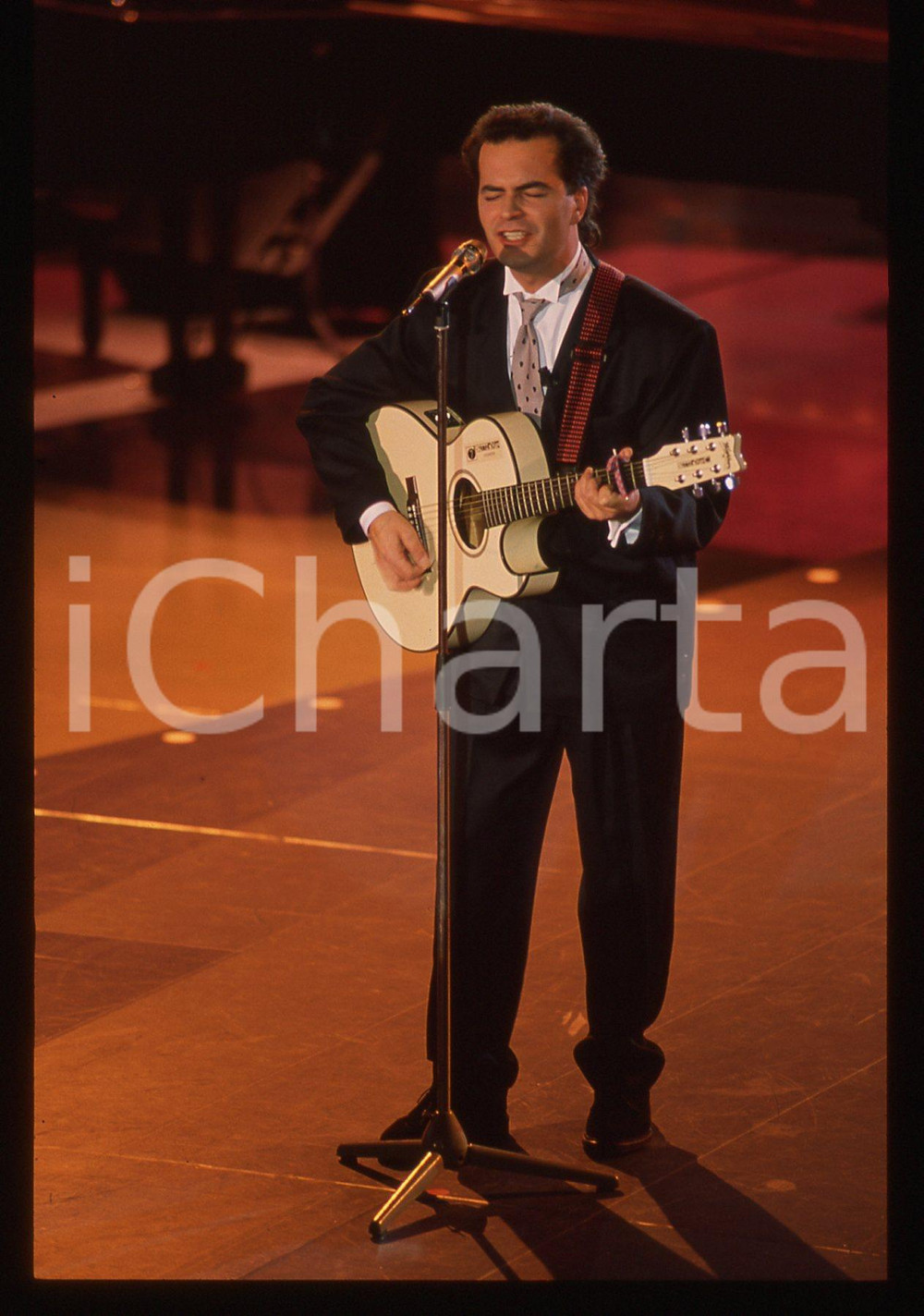 35mm vintage slide* 1990ca MUSICA - DONATELLO Giuliano ILLIANI  in concerto (4)   Diapositiva d'epoca, in formato 35 mm.Nella diapositiva il cantante Donatello, pseudonimo di Giuliano Illiani. CONDIZIONI: GOODE' severamente vietata la riproduzione. Tutti i diritti sono riservati. ICharta mette in vendita, sul negozio eBay e in esclusiva sul sito "icharta" il proprio archivio composto da numerose diapositive e negativi fotografici d'epoca, tutti originali e autentici, che attraversano la storia del costume italiano tra gli la fine degli anni Sessanta e Novanta.Si tratta di uno sguardo inedito sull'attualit&agrave;, la politica, la vita quotidiana, il gossip e la cultura, che fotografa il cambiamento della nazione in quest'ultimo scorcio del XX secolo. Un'occasione unica per il mercato del collezionismo, che vede finalmente disponibile un archivio eccezionale per vastit&agrave;, tematiche e condizioni, in un settore (il negativo fotografico e la diapositiva) di assoluta novit&agrave; e dalle interessanti prospettive di investimento.     originale e autentica 1