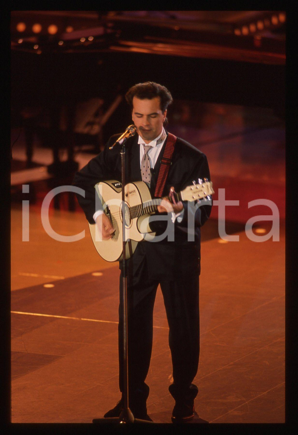 35mm vintage slide* 1990ca MUSICA - DONATELLO Giuliano ILLIANI in concerto (6)   Diapositiva d'epoca, in formato 35 mm.Nella diapositiva il cantante Donatello, pseudonimo di Giuliano Illiani. CONDIZIONI: GOODE' severamente vietata la riproduzione. Tutti i diritti sono riservati. ICharta mette in vendita, sul negozio eBay e in esclusiva sul sito "icharta" il proprio archivio composto da numerose diapositive e negativi fotografici d'epoca, tutti originali e autentici, che attraversano la storia del costume italiano tra gli la fine degli anni Sessanta e Novanta.Si tratta di uno sguardo inedito sull'attualit&agrave;, la politica, la vita quotidiana, il gossip e la cultura, che fotografa il cambiamento della nazione in quest'ultimo scorcio del XX secolo. Un'occasione unica per il mercato del collezionismo, che vede finalmente disponibile un archivio eccezionale per vastit&agrave;, tematiche e condizioni, in un settore (il negativo fotografico e la diapositiva) di assoluta novit&agrave; e dalle interessanti prospettive di investimento.     originale e autentica 1