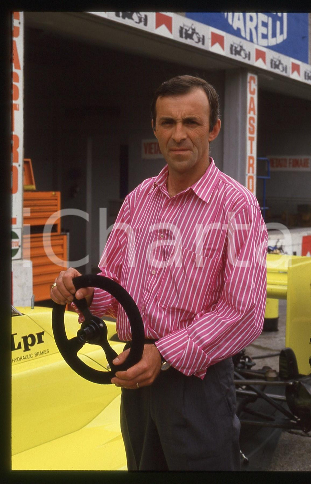 35mm vintage slide* 1985ca MONZA FORMULA 1 - Enzo COLONI ritratto ai box   Diapositiva d'epoca, in formato 35 mm.Nella diapositiva Enzo Coloni, ex pilota e fondatore della scuderia automobilistica Coloni Motorsport. CONDIZIONI: GOODE' severamente vietata la riproduzione. Tutti i diritti sono riservati. ICharta mette in vendita, sul negozio eBay e in esclusiva sul sito "icharta" il proprio archivio composto da numerose diapositive e negativi fotografici d'epoca, tutti originali e autentici, che attraversano la storia del costume italiano tra gli la fine degli anni Sessanta e Novanta.Si tratta di uno sguardo inedito sull'attualit&agrave;, la politica, la vita quotidiana, il gossip e la cultura, che fotografa il cambiamento della nazione in quest'ultimo scorcio del XX secolo. Un'occasione unica per il mercato del collezionismo, che vede finalmente disponibile un archivio eccezionale per vastit&agrave;, tematiche e condizioni, in un settore (il negativo fotografico e la diapositiva) di assoluta novit&agrave; e dalle interessanti prospettive di investimento.  originale e autentica 1