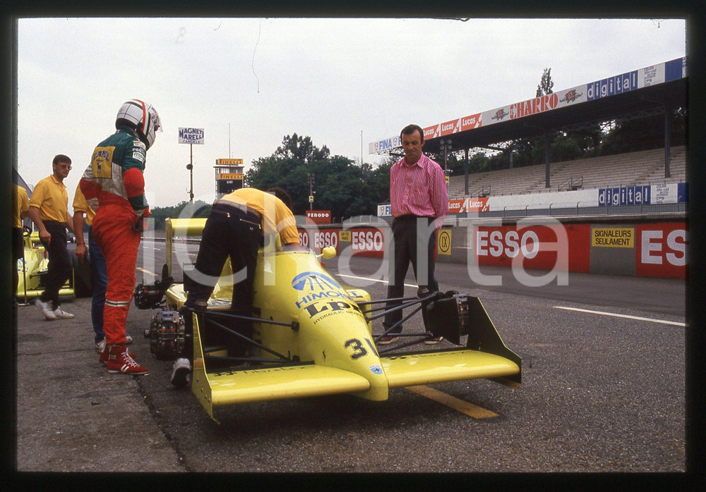 35mm vintage slide* 1985ca MONZA F1 Enzo COLONI con il pilota Gabriele TARQUINI*   Diapositiva d'epoca, in formato 35 mm.Nella diapositiva Enzo Coloni, ex pilota e fondatore della scuderia automobilistica Coloni Motorsport, con il pilota Gabriele Tarquini.  CONDIZIONI: GOODE' severamente vietata la riproduzione. Tutti i diritti sono riservati. ICharta mette in vendita, sul negozio eBay e in esclusiva sul sito "icharta" il proprio archivio composto da numerose diapositive e negativi fotografici d'epoca, tutti originali e autentici, che attraversano la storia del costume italiano tra gli la fine degli anni Sessanta e Novanta.Si tratta di uno sguardo inedito sull'attualit&agrave;, la politica, la vita quotidiana, il gossip e la cultura, che fotografa il cambiamento della nazione in quest'ultimo scorcio del XX secolo. Un'occasione unica per il mercato del collezionismo, che vede finalmente disponibile un archivio eccezionale per vastit&agrave;, tematiche e condizioni, in un settore (il negativo fotografico e la diapositiva) di assoluta novit&agrave; e dalle interessanti prospettive di investimento.  originale e autentica 1