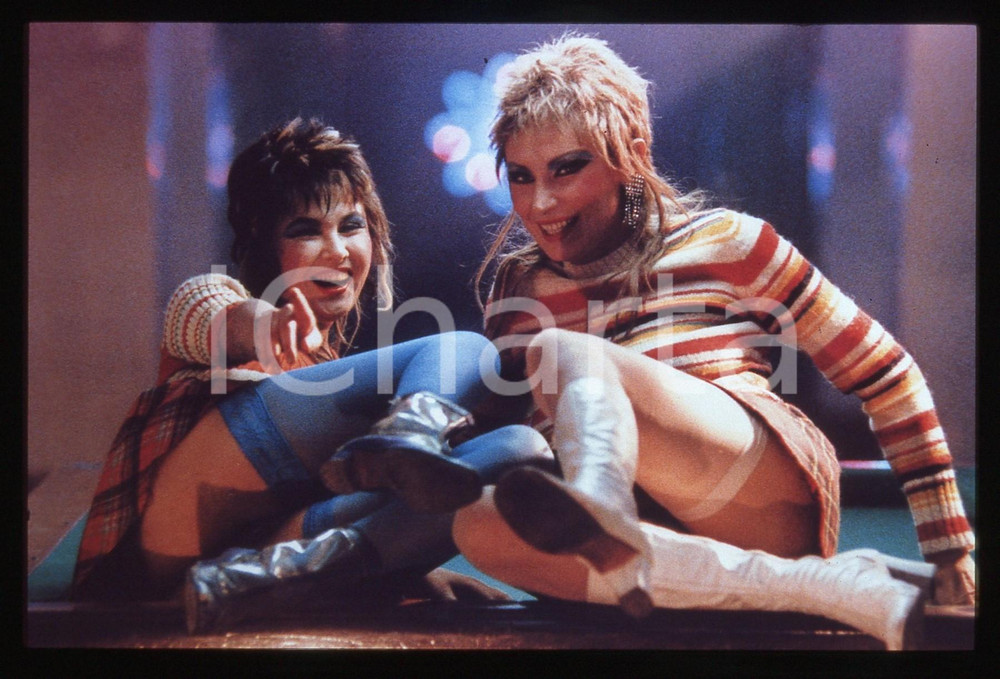 Fotografia d epoca originale 35mm vintage slide 1988 SNACK BAR BUDAPEST  Raffaella BARACCHI e Sylvie ORCIER 1