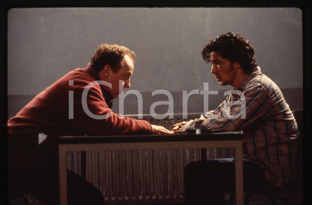 35mm vintage slide* 1996 SOME MOTHER'S SON - Aidan GILLEN in una scena del film   Diapositiva d'epoca, in formato 35 mm. CONDIZIONI: GOODE' severamente vietata la riproduzione. Tutti i diritti sono riservati. ICharta mette in vendita, sul negozio eBay e in esclusiva sul sito "icharta" il proprio archivio composto da numerose diapositive e negativi fotografici d'epoca, tutti originali e autentici, che attraversano la storia del costume italiano tra gli la fine degli anni Sessanta e Novanta.Si tratta di uno sguardo inedito sull'attualit&agrave;, la politica, la vita quotidiana, il gossip e la cultura, che fotografa il cambiamento della nazione in quest'ultimo scorcio del XX secolo. Un'occasione unica per il mercato del collezionismo, che vede finalmente disponibile un archivio eccezionale per vastit&agrave;, tematiche e condizioni, in un settore (il negativo fotografico e la diapositiva) di assoluta novit&agrave; e dalle interessanti prospettive di investimento.  originale e autentica 1