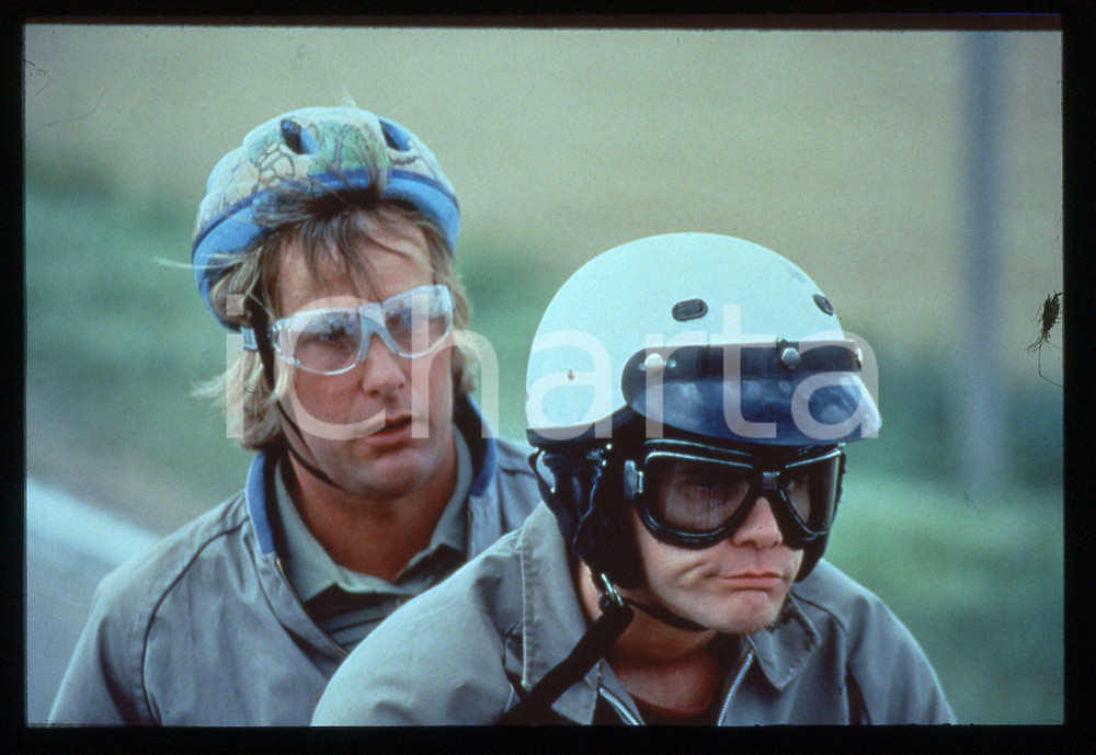 35mm vintage slide* 1994 Film DUMB AND DUMBER - Jim CARREY e Jeff DANIELS   Diapositiva d'epoca, in formato 35 mm.Nella diapositiva una scena del film "Dumb and Dumber" uscito in Italia con il titolo "Scemo &amp; pi&ugrave; scemo" . CONDIZIONI: GOODE' severamente vietata la riproduzione. Tutti i diritti sono riservati. ICharta mette in vendita, sul negozio eBay e in esclusiva sul sito "icharta" il proprio archivio composto da numerose diapositive e negativi fotografici d'epoca, tutti originali e autentici, che attraversano la storia del costume italiano tra gli la fine degli anni Sessanta e Novanta.Si tratta di uno sguardo inedito sull'attualit&agrave;, la politica, la vita quotidiana, il gossip e la cultura, che fotografa il cambiamento della nazione in quest'ultimo scorcio del XX secolo. Un'occasione unica per il mercato del collezionismo, che vede finalmente disponibile un archivio eccezionale per vastit&agrave;, tematiche e condizioni, in un settore (il negativo fotografico e la diapositiva) di assoluta novit&agrave; e dalle interessanti prospettive di investimento.  originale e autentica 1