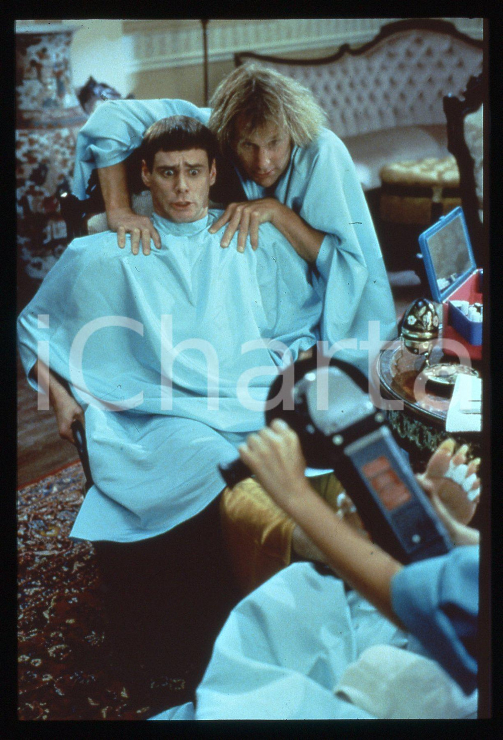 35mm vintage slide* 1994 Film DUMB AND DUMBER - Jim CARREY e Jeff DANIELS (2)   Diapositiva d'epoca, in formato 35 mm.Nella diapositiva una scena del film "Dumb and Dumber" uscito in Italia con il titolo "Scemo &amp; pi&ugrave; scemo" . CONDIZIONI: GOODE' severamente vietata la riproduzione. Tutti i diritti sono riservati. ICharta mette in vendita, sul negozio eBay e in esclusiva sul sito "icharta" il proprio archivio composto da numerose diapositive e negativi fotografici d'epoca, tutti originali e autentici, che attraversano la storia del costume italiano tra gli la fine degli anni Sessanta e Novanta.Si tratta di uno sguardo inedito sull'attualit&agrave;, la politica, la vita quotidiana, il gossip e la cultura, che fotografa il cambiamento della nazione in quest'ultimo scorcio del XX secolo. Un'occasione unica per il mercato del collezionismo, che vede finalmente disponibile un archivio eccezionale per vastit&agrave;, tematiche e condizioni, in un settore (il negativo fotografico e la diapositiva) di assoluta novit&agrave; e dalle interessanti prospettive di investimento.  originale e autentica 1
