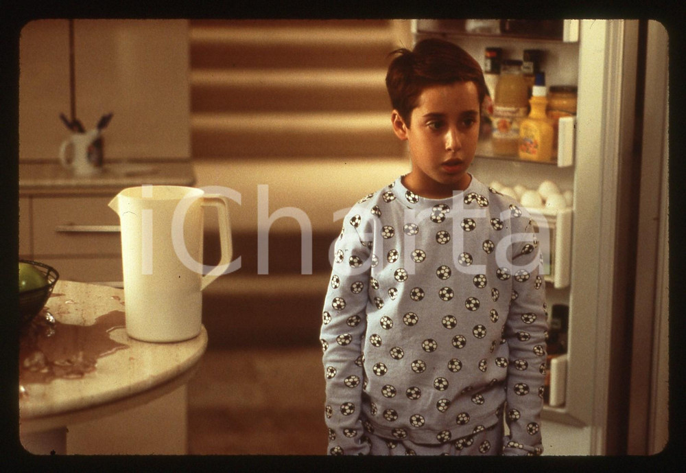 35mm vintage slide* 2001 Film STORYTELLING -  Jonathan OSSER in una scena   Diapositiva d'epoca, in formato 35 mm. CONDIZIONI: GOODE' severamente vietata la riproduzione. Tutti i diritti sono riservati. ICharta mette in vendita, sul negozio eBay e in esclusiva sul sito "icharta" il proprio archivio composto da numerose diapositive e negativi fotografici d'epoca, tutti originali e autentici, che attraversano la storia del costume italiano tra gli la fine degli anni Sessanta e Novanta.Si tratta di uno sguardo inedito sull'attualit&agrave;, la politica, la vita quotidiana, il gossip e la cultura, che fotografa il cambiamento della nazione in quest'ultimo scorcio del XX secolo. Un'occasione unica per il mercato del collezionismo, che vede finalmente disponibile un archivio eccezionale per vastit&agrave;, tematiche e condizioni, in un settore (il negativo fotografico e la diapositiva) di assoluta novit&agrave; e dalle interessanti prospettive di investimento.  originale e autentica 1