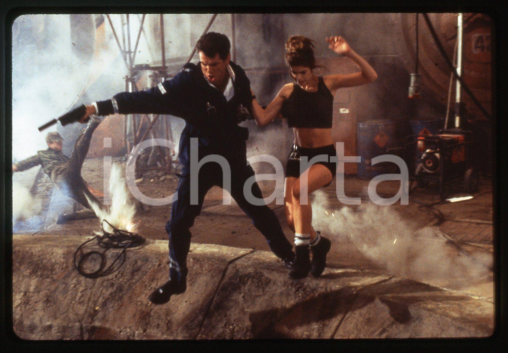 Fotografia d epoca originale 35mm vintage slide 1999 THE WORLD IS NOT ENOUGH Pierce BROSNAN Denise RICHARDS 1