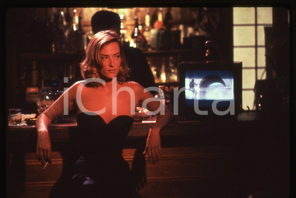 Fotografia d epoca originale 35mm vintage slide 1993 Film RISING SUN  Tatjana PATITZ in una scena 1
