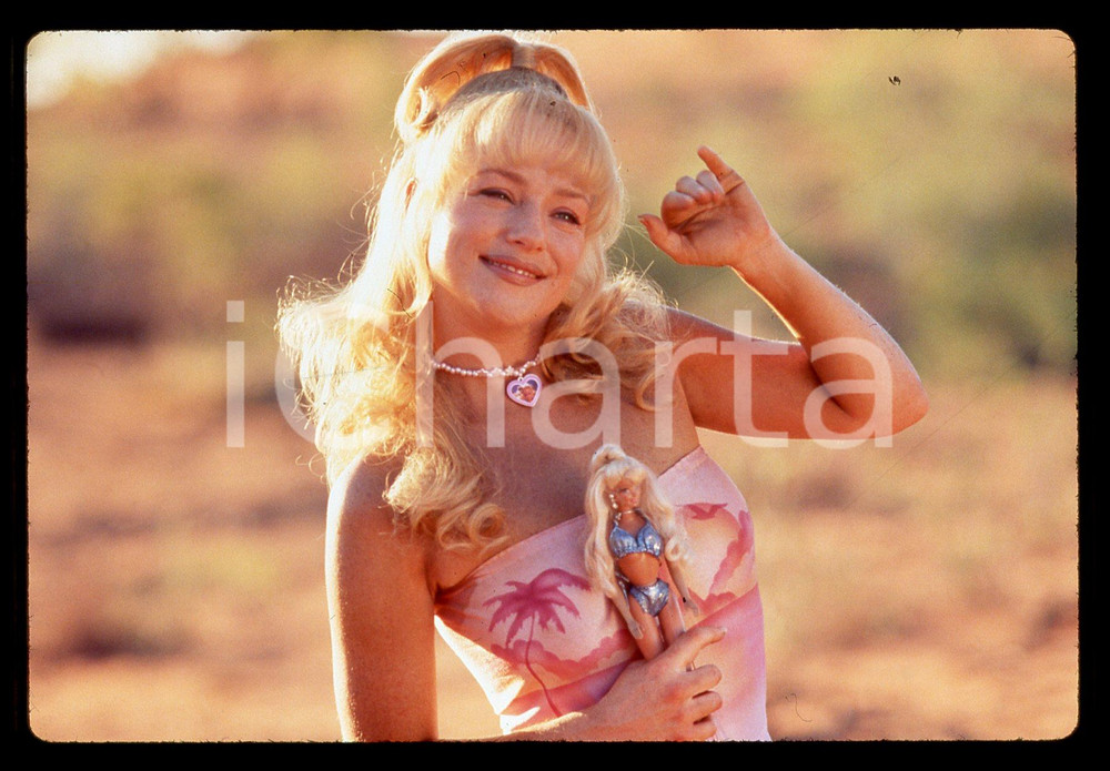 Fotografia d epoca originale 35mm vintage slide 1997 Film WELCOME TO WOOP WOOP  Susie PORTER in una scena 1