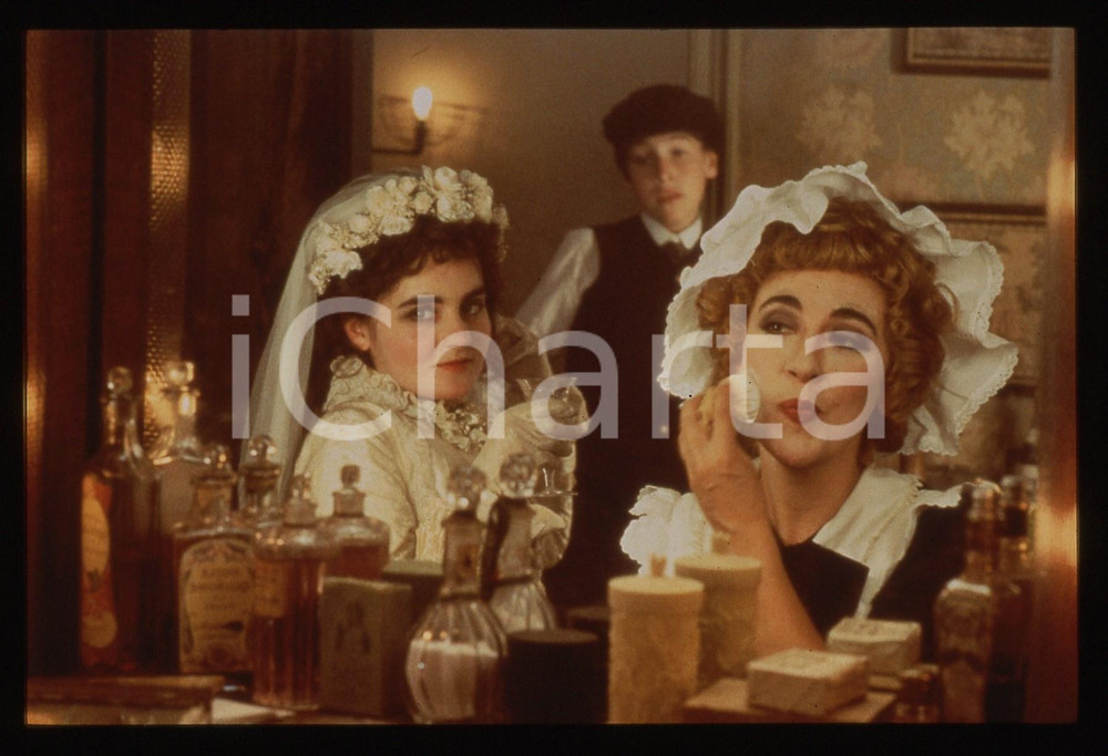 Fotografia d epoca originale 35mm vintage slide 1999 Film TOPSY  TURVY  Shirley HENDERSON in una scena 1