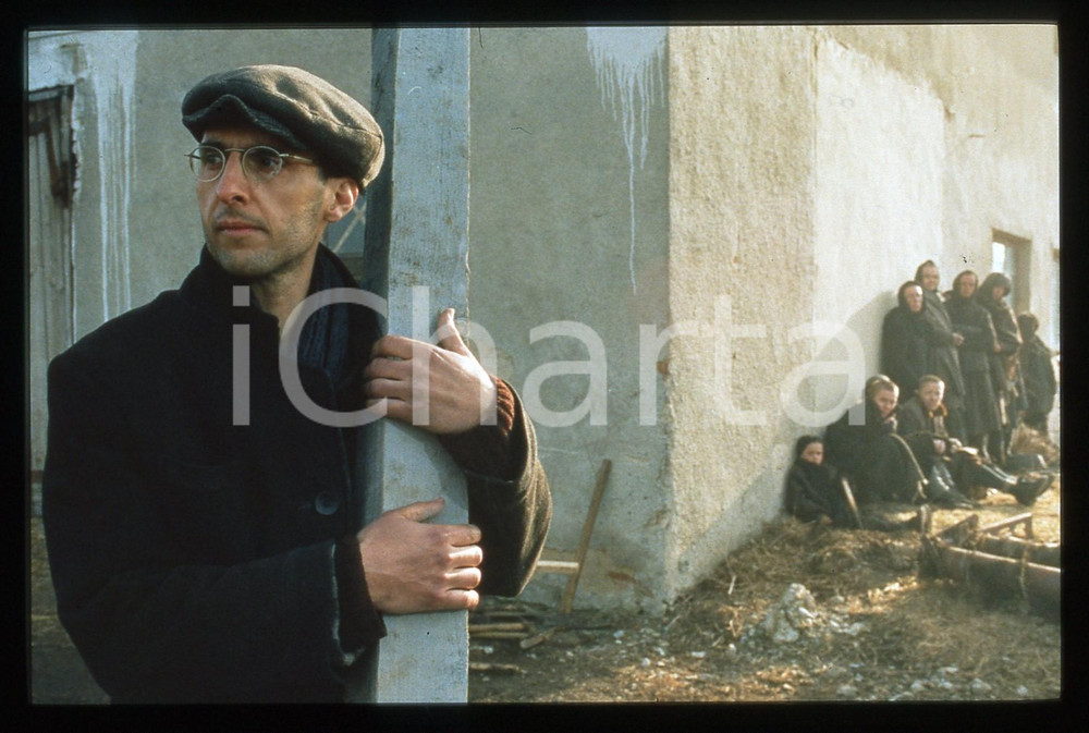 Fotografia d epoca originale 35mm vintage slide 1997 Film LA TREGUA  John TURTURRO interpreta Primo LEVI 1