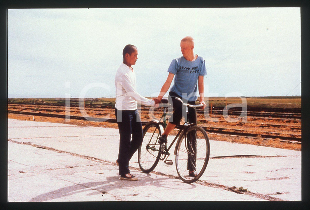 35mm vintage slide* 2001 Film THE CHIMP regia  Aktan ARYM KUBAT - una scena (3)