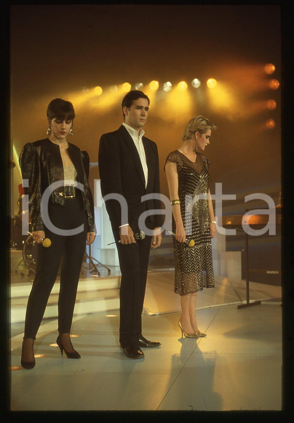 35mm vintage slide* 1985ca MUSICA- THE HUMAN LEAGUE gruppo musicale britannico   Diapositiva d'epoca, in formato 35 mm. CONDIZIONI: GOODE' severamente vietata la riproduzione. Tutti i diritti sono riservati. ICharta mette in vendita, sul negozio eBay e in esclusiva sul sito "icharta" il proprio archivio composto da numerose diapositive e negativi fotografici d'epoca, tutti originali e autentici, che attraversano la storia del costume italiano tra gli la fine degli anni Sessanta e Novanta.Si tratta di uno sguardo inedito sull'attualit&agrave;, la politica, la vita quotidiana, il gossip e la cultura, che fotografa il cambiamento della nazione in quest'ultimo scorcio del XX secolo. Un'occasione unica per il mercato del collezionismo, che vede finalmente disponibile un archivio eccezionale per vastit&agrave;, tematiche e condizioni, in un settore (il negativo fotografico e la diapositiva) di assoluta novit&agrave; e dalle interessanti prospettive di investimento.  originale e autentica 1