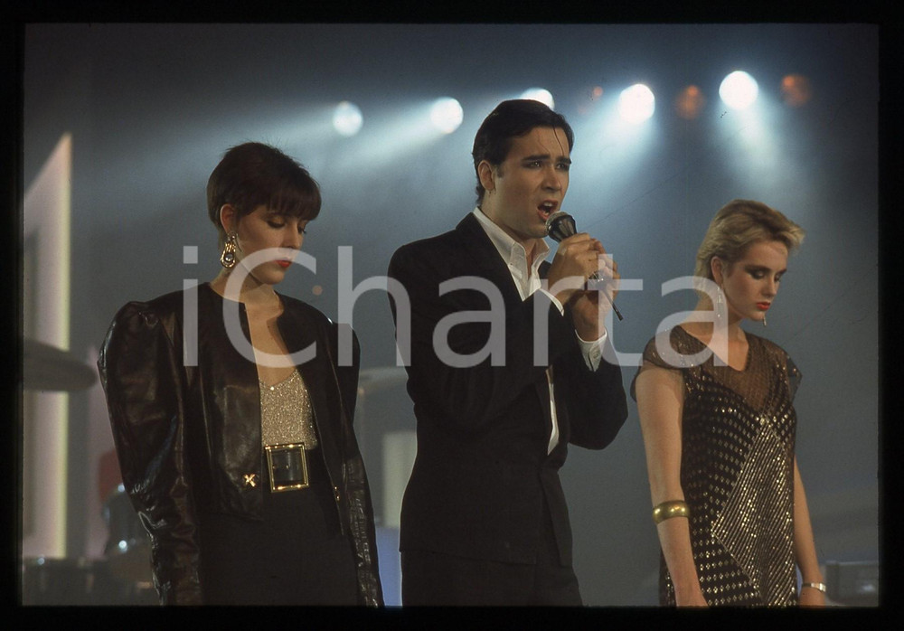 35mm vintage slide* 1985ca MUSICA- THE HUMAN LEAGUE gruppo musicale britannico *   Diapositiva d'epoca, in formato 35 mm. CONDIZIONI: GOODE' severamente vietata la riproduzione. Tutti i diritti sono riservati. ICharta mette in vendita, sul negozio eBay e in esclusiva sul sito "icharta" il proprio archivio composto da numerose diapositive e negativi fotografici d'epoca, tutti originali e autentici, che attraversano la storia del costume italiano tra gli la fine degli anni Sessanta e Novanta.Si tratta di uno sguardo inedito sull'attualit&agrave;, la politica, la vita quotidiana, il gossip e la cultura, che fotografa il cambiamento della nazione in quest'ultimo scorcio del XX secolo. Un'occasione unica per il mercato del collezionismo, che vede finalmente disponibile un archivio eccezionale per vastit&agrave;, tematiche e condizioni, in un settore (il negativo fotografico e la diapositiva) di assoluta novit&agrave; e dalle interessanti prospettive di investimento.  originale e autentica 1