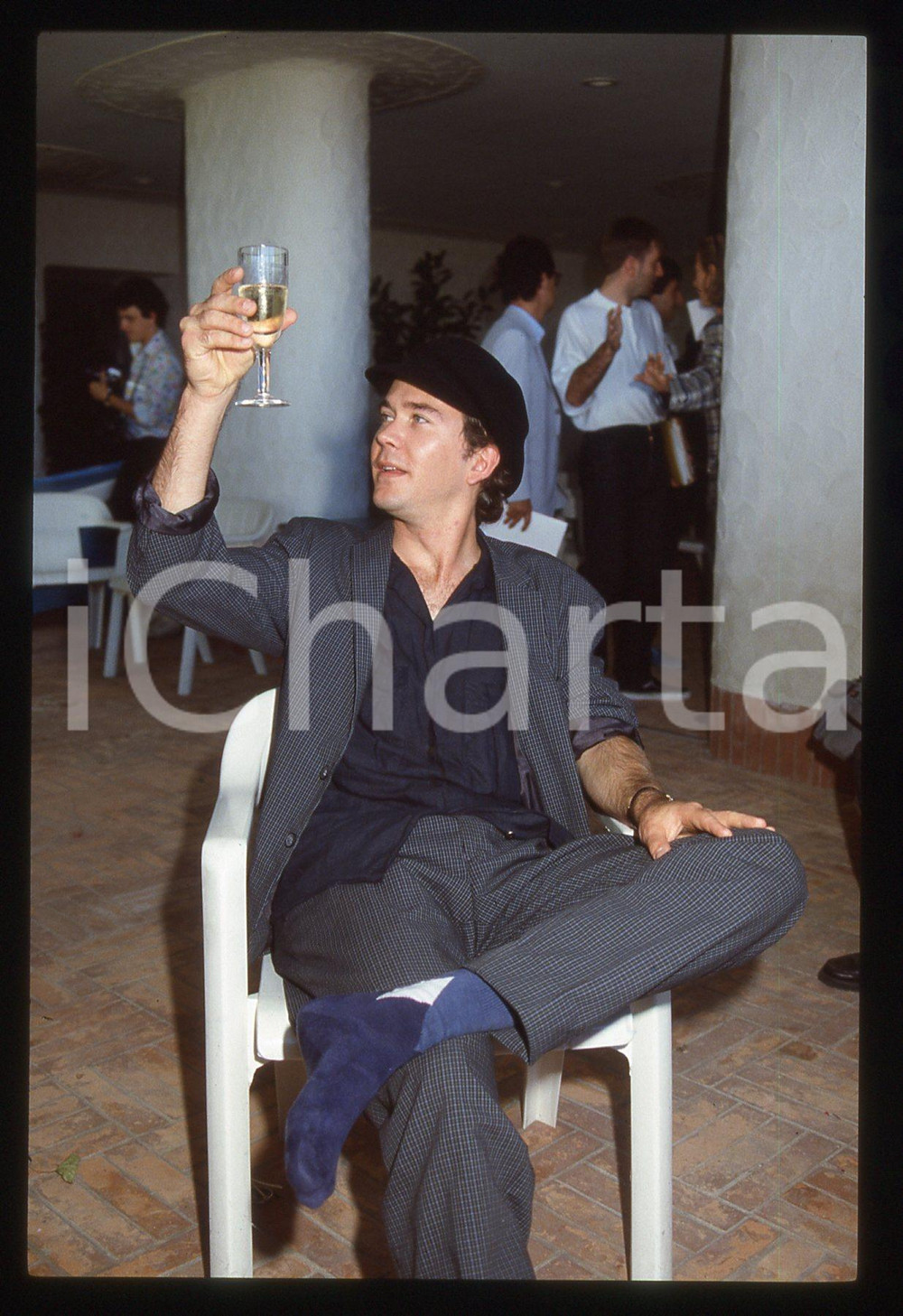 35mm vintage slide*1987 VENEZIA Mostra CINEMA Timothy HUTTON ritratto attore (2)   Diapositiva d'epoca, in formato 35 mm. CONDIZIONI: GOODE' severamente vietata la riproduzione. Tutti i diritti sono riservati. ICharta mette in vendita, sul negozio eBay e in esclusiva sul sito "icharta" il proprio archivio composto da numerose diapositive e negativi fotografici d'epoca, tutti originali e autentici, che attraversano la storia del costume italiano tra gli la fine degli anni Sessanta e Novanta.Si tratta di uno sguardo inedito sull'attualit&agrave;, la politica, la vita quotidiana, il gossip e la cultura, che fotografa il cambiamento della nazione in quest'ultimo scorcio del XX secolo. Un'occasione unica per il mercato del collezionismo, che vede finalmente disponibile un archivio eccezionale per vastit&agrave;, tematiche e condizioni, in un settore (il negativo fotografico e la diapositiva) di assoluta novit&agrave; e dalle interessanti prospettive di investimento.  originale e autentica 1