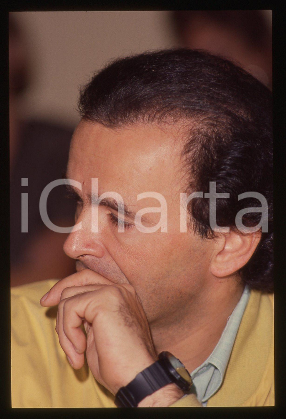 35mm vintage slide* 1988 MILANO - Dodi BATTAGLIA chitarrista POOH ritratto   Diapositiva d'epoca, in formato 35 mm.Nella diapositiva Dodi Battaglia alla presentazione dell'album "Oasi" tenutasi a Milano nei giardini di Via Palestro. CONDIZIONI: GOODE' severamente vietata la riproduzione. Tutti i diritti sono riservati. ICharta mette in vendita, sul negozio eBay e in esclusiva sul sito "icharta" il proprio archivio composto da numerose diapositive e negativi fotografici d'epoca, tutti originali e autentici, che attraversano la storia del costume italiano tra gli la fine degli anni Sessanta e Novanta.Si tratta di uno sguardo inedito sull'attualit&agrave;, la politica, la vita quotidiana, il gossip e la cultura, che fotografa il cambiamento della nazione in quest'ultimo scorcio del XX secolo. Un'occasione unica per il mercato del collezionismo, che vede finalmente disponibile un archivio eccezionale per vastit&agrave;, tematiche e condizioni, in un settore (il negativo fotografico e la diapositiva) di assoluta novit&agrave; e dalle interessanti prospettive di investimento.  originale e autentica 1
