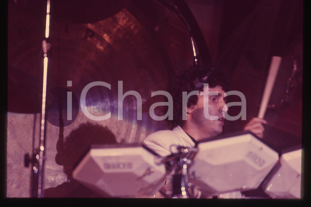 35mm vintage slide*1990 Festival SANREMO - Stefano D'ORAZIO batterista dei POOH   Diapositiva d'epoca, in formato 35 mm.Nella diapositiva il batterista dei POOH Stefano D'Orazio durante il Festival di Sanremo del 1990. CONDIZIONI: GOODE' severamente vietata la riproduzione. Tutti i diritti sono riservati. ICharta mette in vendita, sul negozio eBay e in esclusiva sul sito "icharta" il proprio archivio composto da numerose diapositive e negativi fotografici d'epoca, tutti originali e autentici, che attraversano la storia del costume italiano tra gli la fine degli anni Sessanta e Novanta.Si tratta di uno sguardo inedito sull'attualit&agrave;, la politica, la vita quotidiana, il gossip e la cultura, che fotografa il cambiamento della nazione in quest'ultimo scorcio del XX secolo. Un'occasione unica per il mercato del collezionismo, che vede finalmente disponibile un archivio eccezionale per vastit&agrave;, tematiche e condizioni, in un settore (il negativo fotografico e la diapositiva) di assoluta novit&agrave; e dalle interessanti prospettive di investimento.  originale e autentica 1